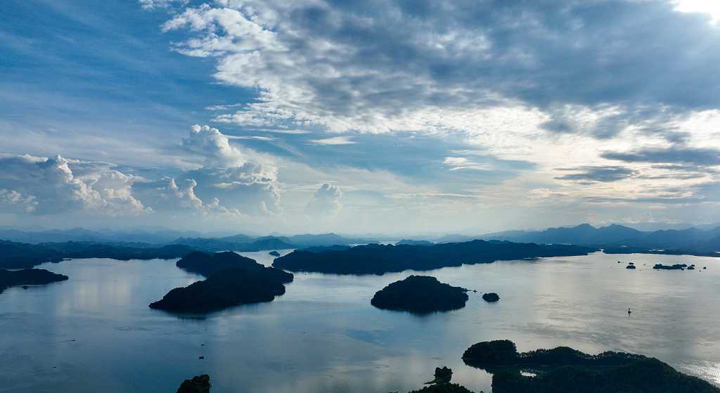 浙江淳安：千岛湖呈现“蓝色湖光”