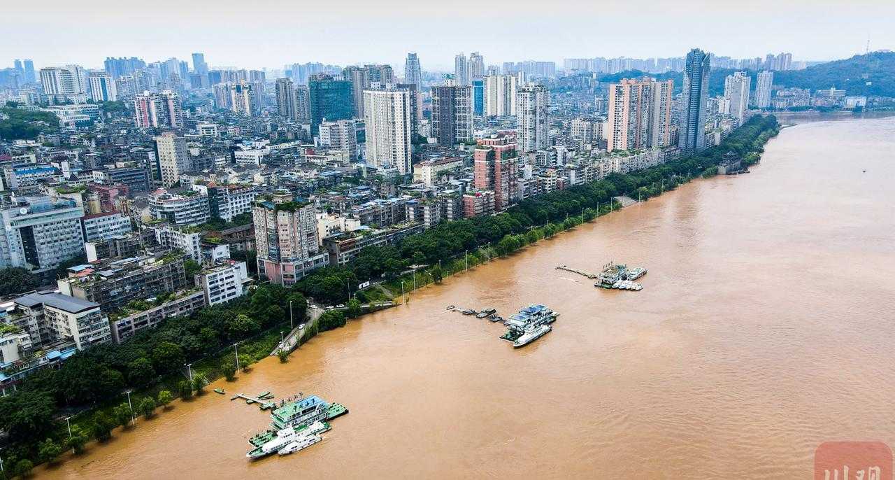 最高水位10米，泸州今年入汛以来长江最大洪峰安全过境