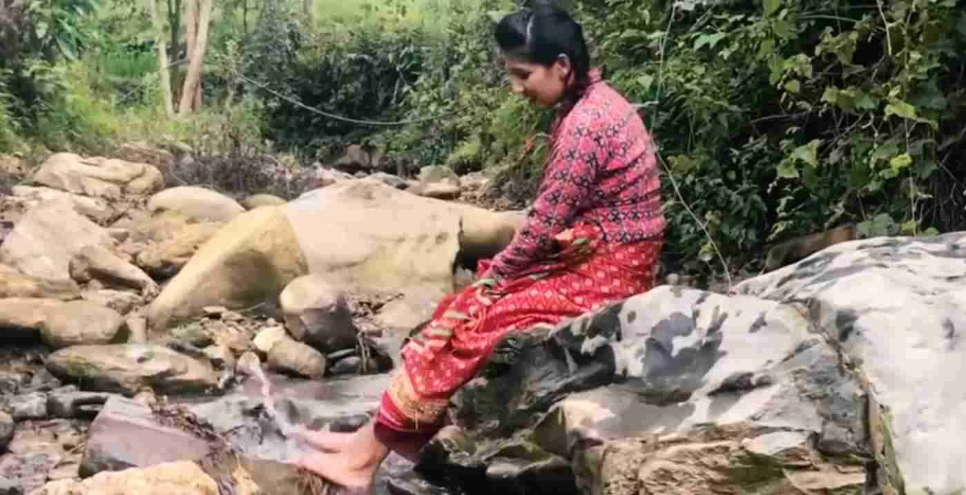 尼泊尔农村的生活，16岁穷人女孩忙碌的一天，看了让人心酸