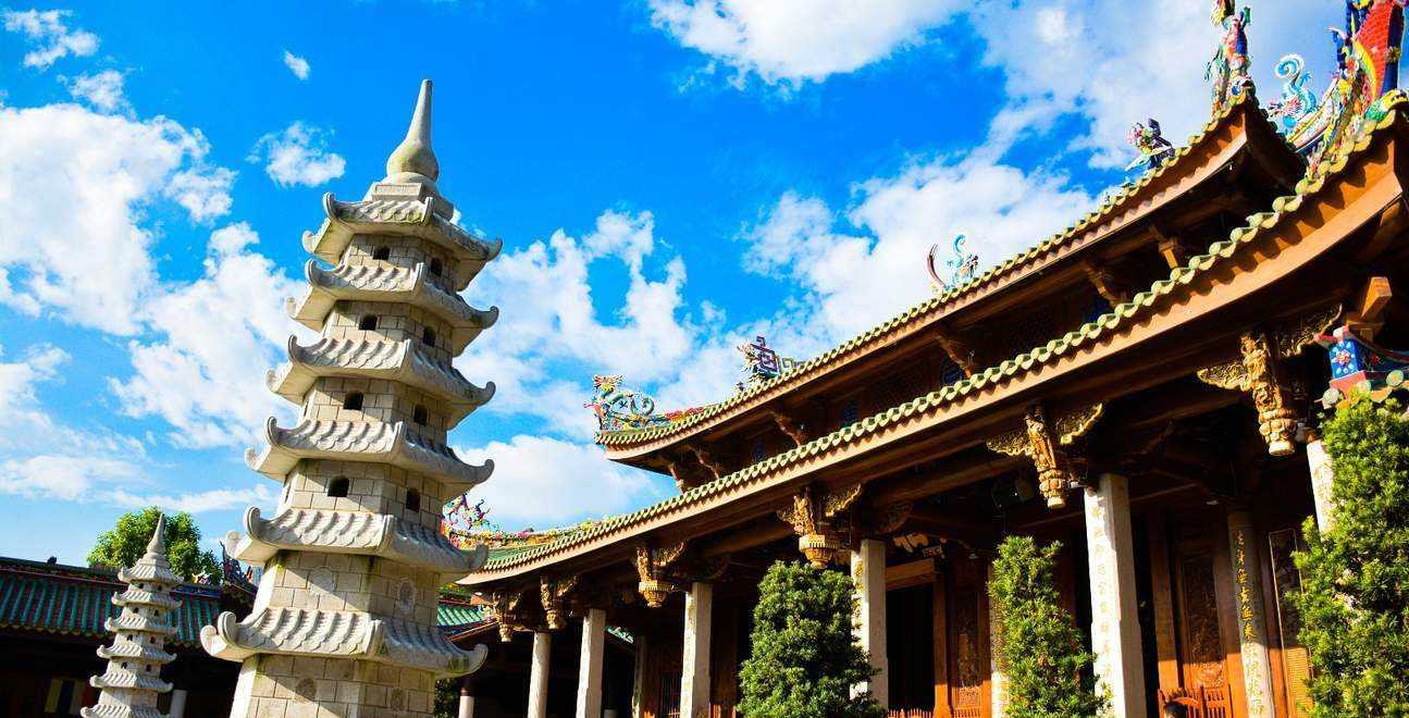 全国唯一的金丝楠木寺院，依山傍海已成网红打卡景点了