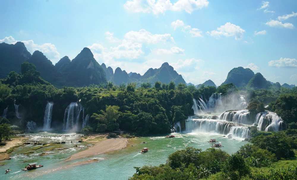 中国最大瀑布与越南分享，游人太多，吸引对岸边民“越界”做生意