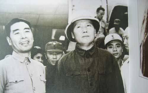 重庆谈判后，陪毛泽东返程的张治中被蒋介石支走，周恩来做法高明