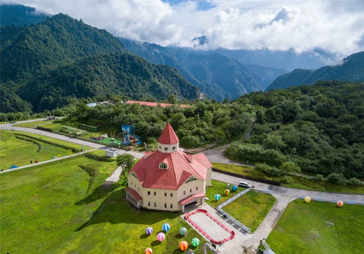 夏天到四川西岭雪山,没有雪怎么玩?看完这篇短攻略就豁然开朗