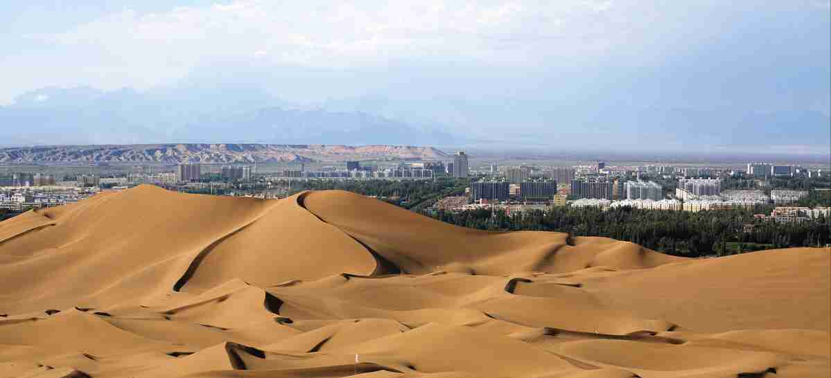 库木塔格沙漠在新疆绿不进沙不退，却每年以4米速度入侵敦煌为何