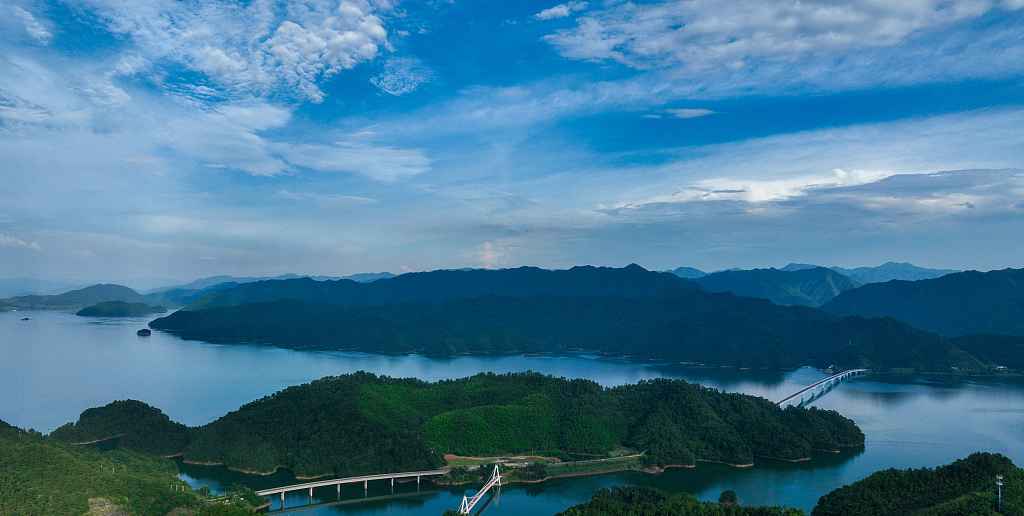 浙江淳安：千岛湖呈现“蓝色湖光”