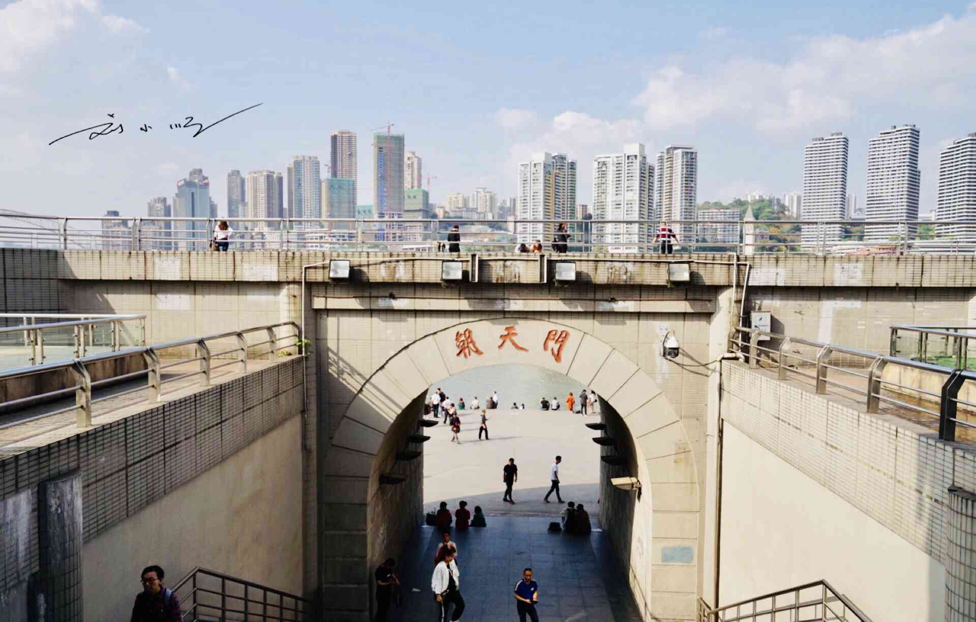 重庆最受争议的新建筑，当地人疯狂吐槽：把重庆的好风水都挡住了