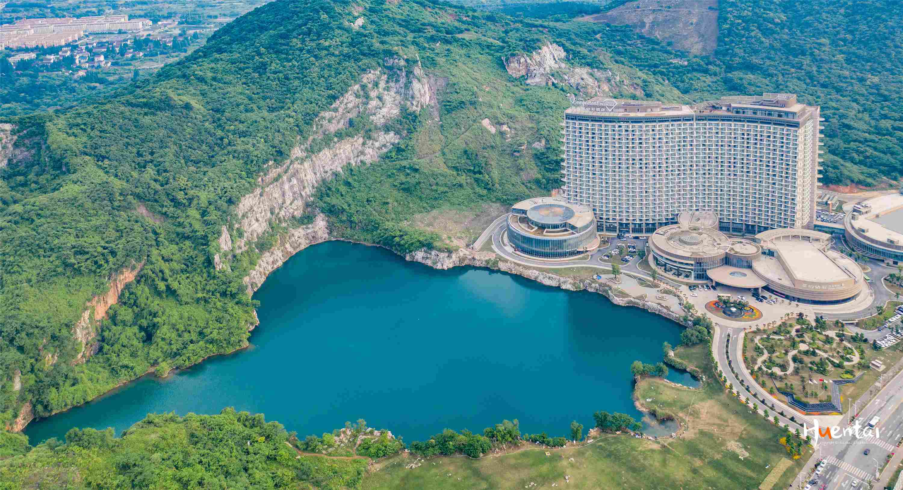 南太湖畔的“航母级”乐园,拥有2.8万间客房,3万头野生动物