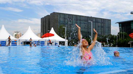 水立方“无边泳池”于全民健身日在京正式运营