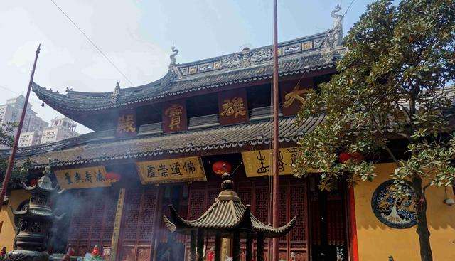 上海人气高的一座寺庙，被喻为闹市中的一片净土，是全国重点寺院