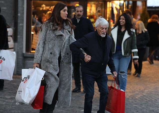 89岁F1巨擘和43岁妻子逛街，富翁只爱大长腿，女儿更是炫富高手