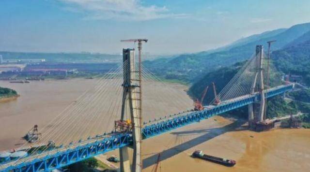 重庆这座长江大桥长877.8米，是铁路桥，获得我国两项“第一”