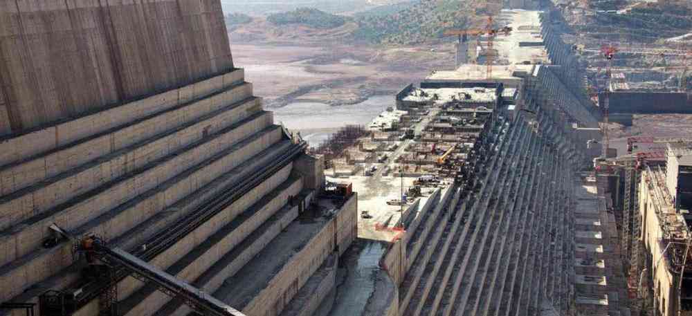 挥剑斩断尼罗河，中国超级大坝长9.2公里，水库储量达百亿立方米