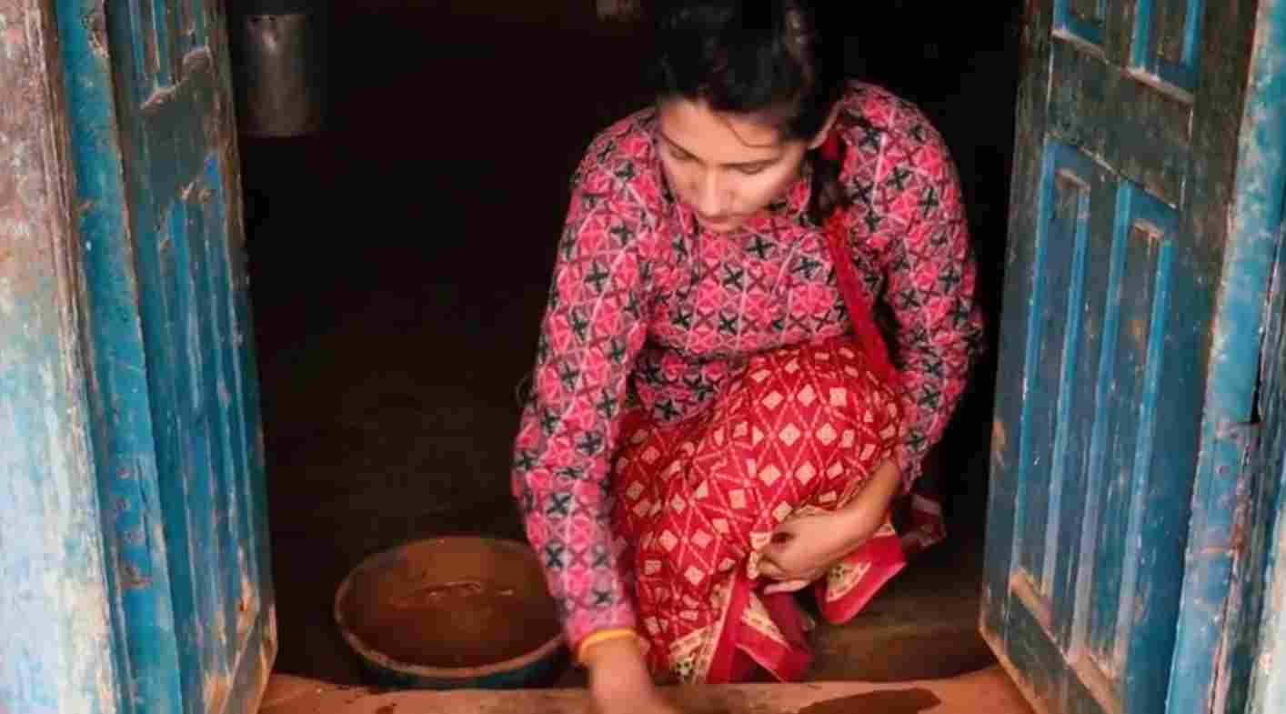 尼泊尔农村的生活，16岁穷人女孩忙碌的一天，看了让人心酸