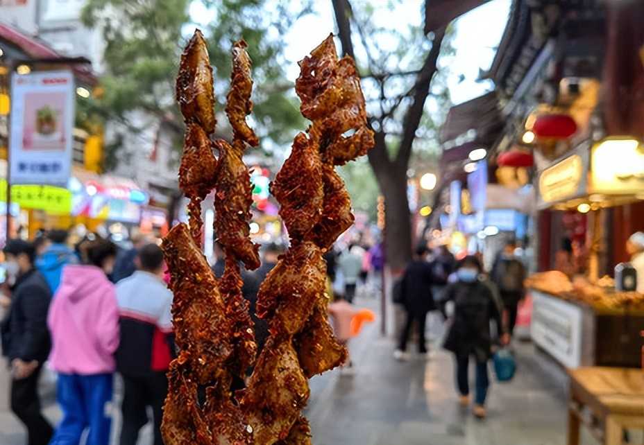 这4条美食街，名气大，但口碑差价格贵，本地人不去，你去过几个