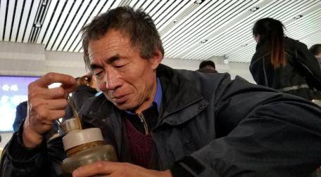 “老漂族”的回乡票:站11个小时回家,可以省300块钱