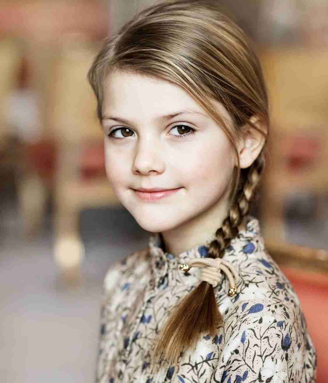 瑞典王室全家福曝光！9岁未来王储美如迪士尼公主，刺绣蓝裙太仙