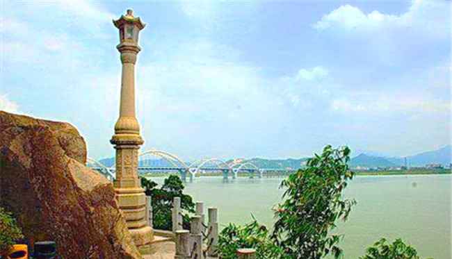 潮州十大著名旅游景点，潮州广济桥有着“到潮不到桥，枉费走一遭”的说法