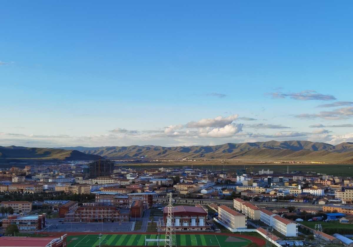 红原大草原辽阔壮美,自然景观独特,素有高原“金银滩”之称