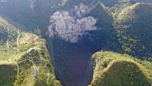 险峻雄奇的大石围天坑