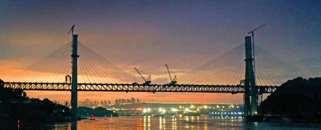 重庆这座长江大桥长877.8米，是铁路桥，获得我国两项“第一”