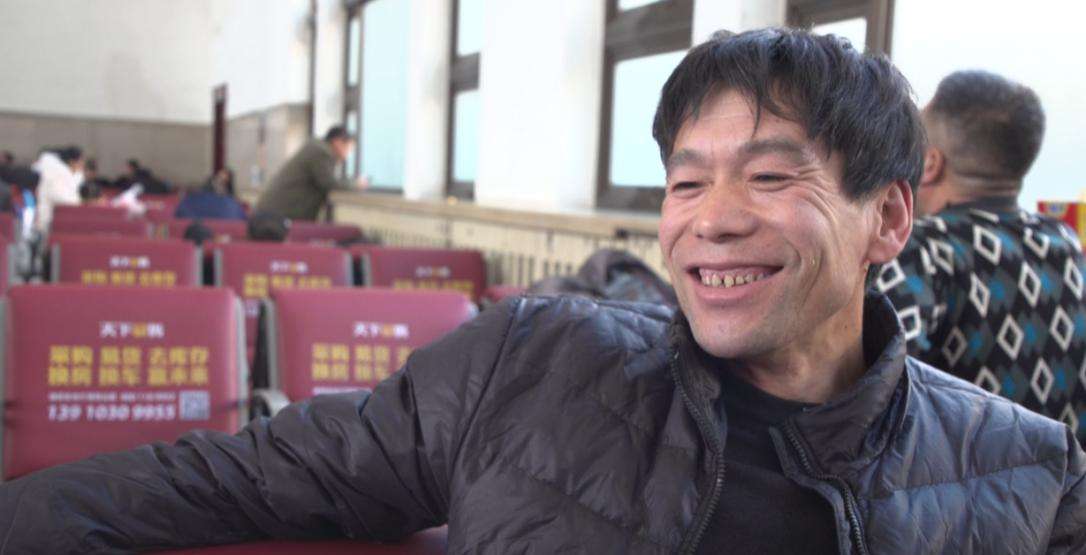 “老漂族”的回乡票:站11个小时回家,可以省300块钱
