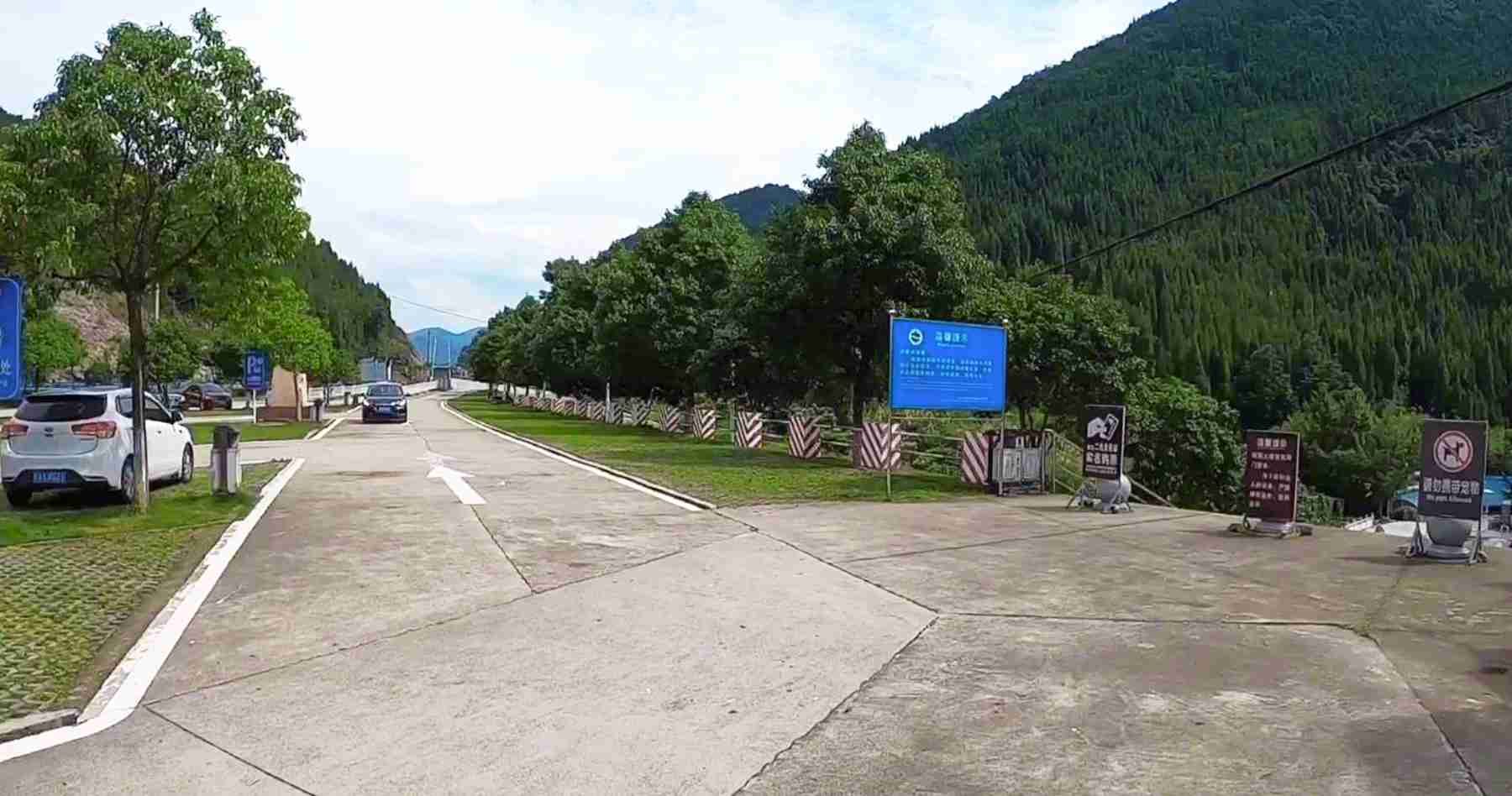 秋游湖北咸宁隐水洞地质公园:在地下乘船乘火车,溶洞五彩斑斓