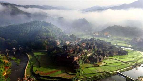 柳州十大最好玩的旅游景点，程阳八寨被青山绿树环绕，景色非常优美！