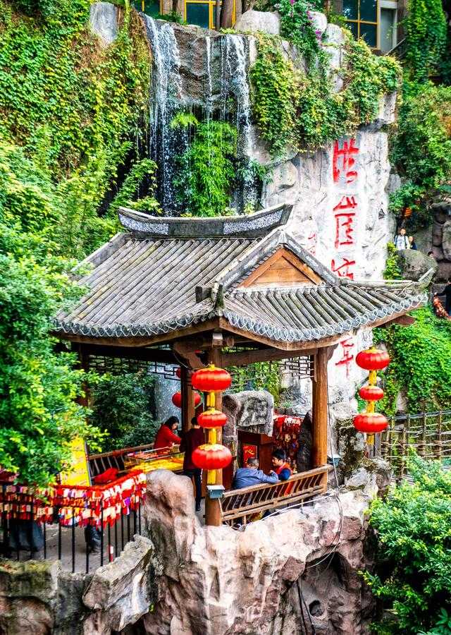重庆洪崖洞到底有多美,夜景一眼就震撼惊艳,是时候去一趟了