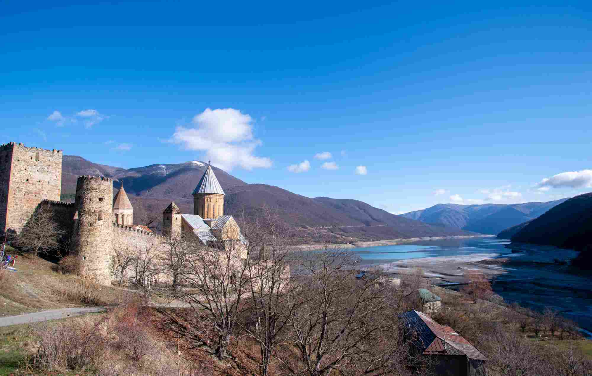 格鲁吉亚旅游必去的景点：Ananuri城堡，如童话世界般遗世而独立