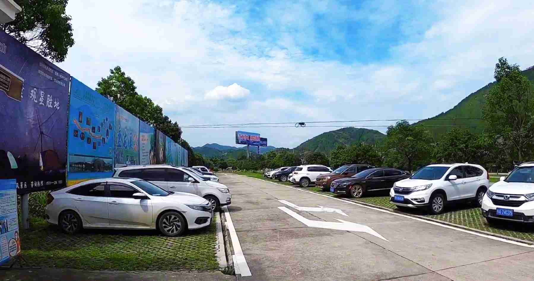 秋游湖北咸宁隐水洞地质公园:在地下乘船乘火车,溶洞五彩斑斓
