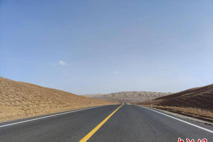 新疆第三条穿越塔克拉玛干沙漠的公路通车运营