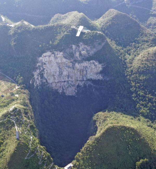 险峻雄奇的大石围天坑