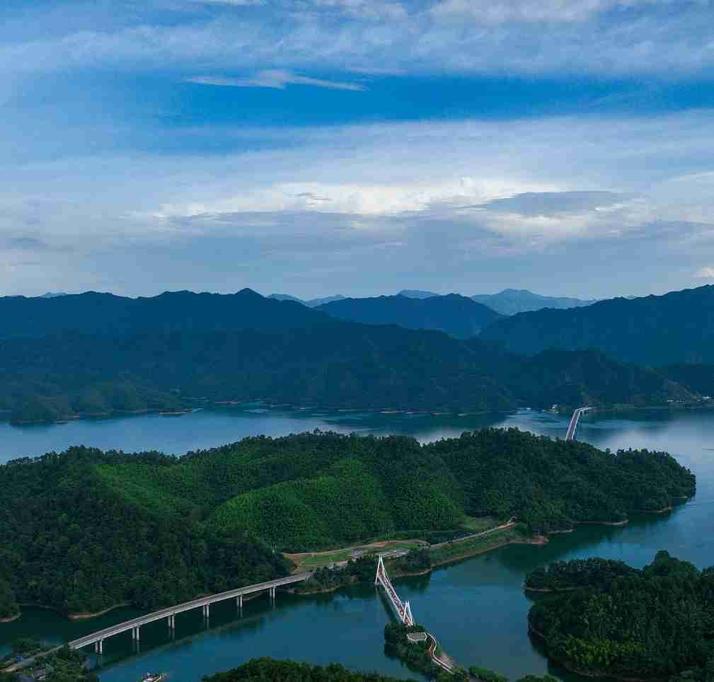 浙江淳安：千岛湖呈现“蓝色湖光”