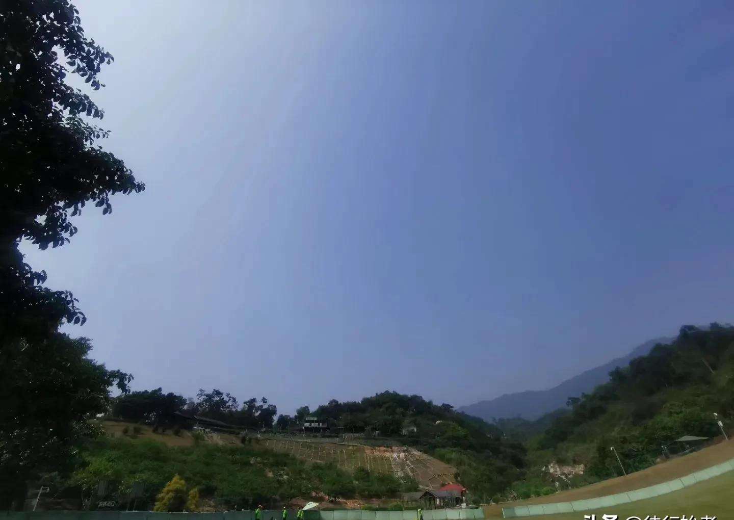 双龙潭，背靠仙灵棋山，因两潭水而得名，是厦门唯一运动型景区