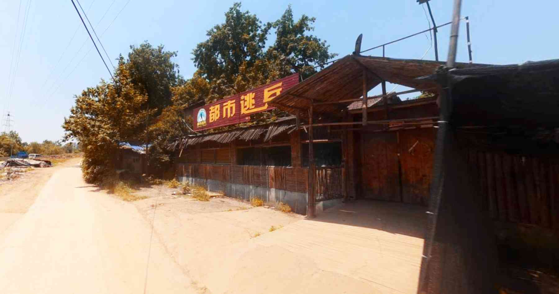 闹市边缘的老巷子,连接武汉青山工业区两条大道,独立的乡镇风貌