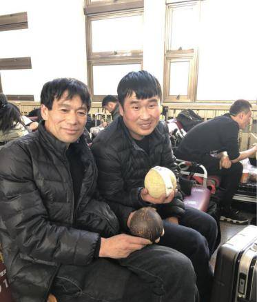 “老漂族”的回乡票:站11个小时回家,可以省300块钱