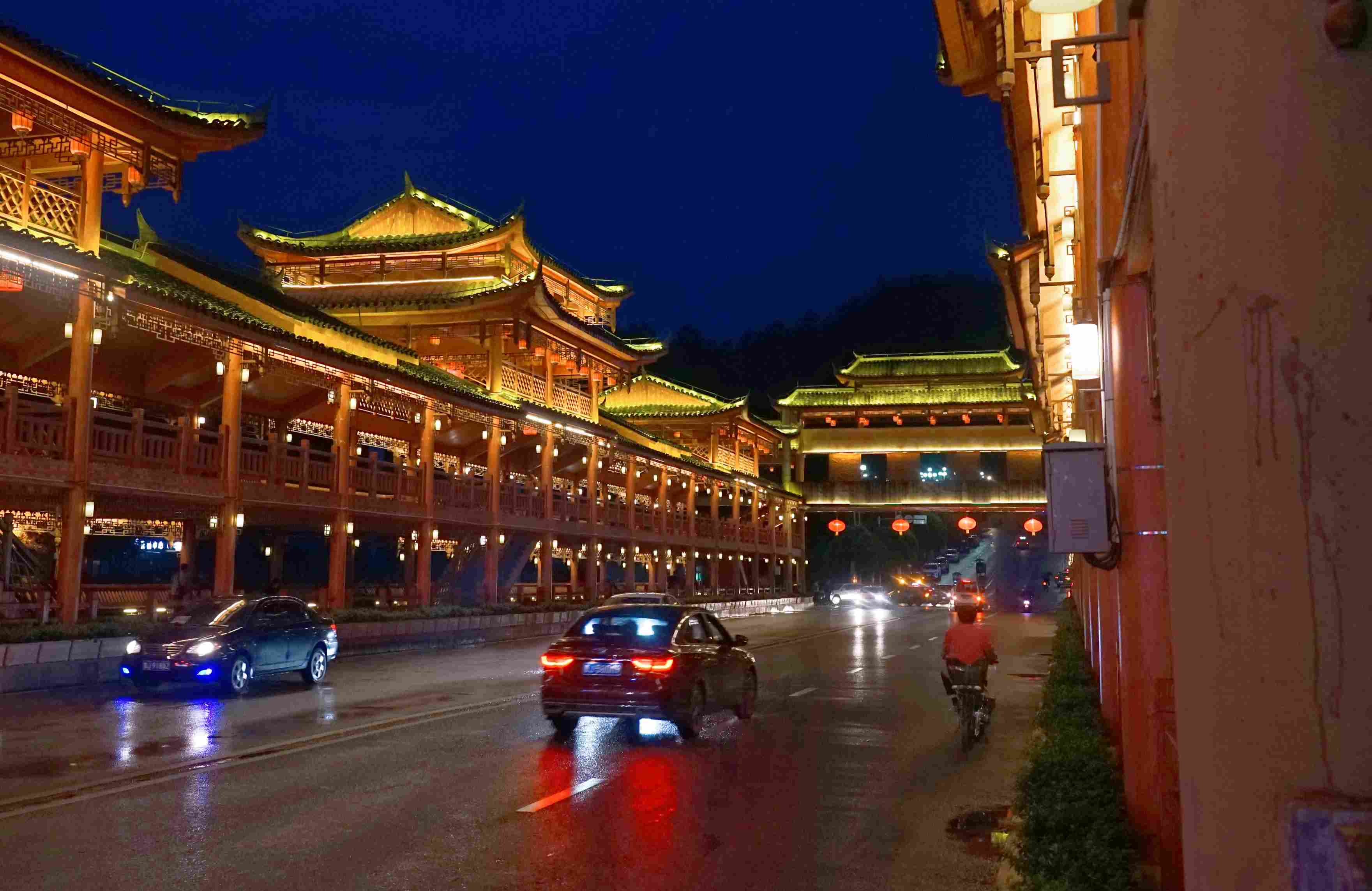 贵州都匀因桥而红?发现一座城的烟火气,隐藏在日落之后的夜色中